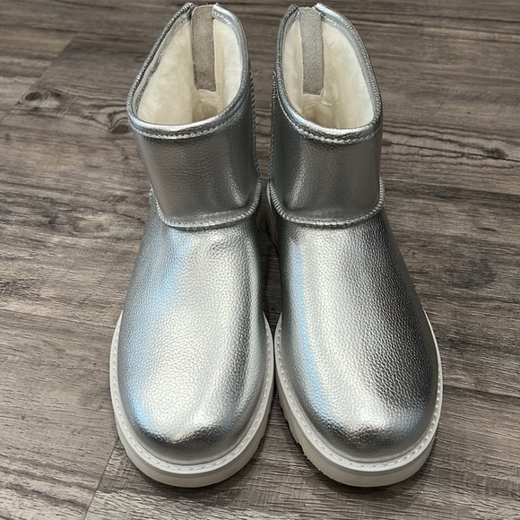 New UGG Silver Classic Mini Zip Logo Shine Boots - Picture 3 of 11